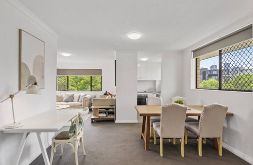 New Farm Apartment | Bright 2-Bed Apartment in Leafy New Farm