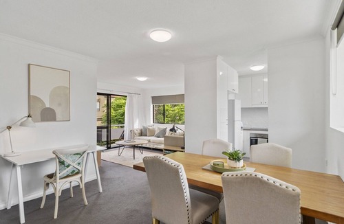 New Farm Apartment | Bright 2-Bed Apartment in Leafy New Farm