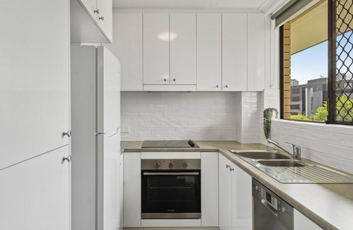 New Farm Apartment | Bright 2-Bed Apartment in Leafy New Farm