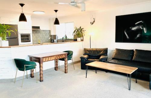 Bilambil Heights Apartment | Bright 2BR Retreat Pool View 12 Mins Airport