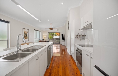 Annerley Apartment | Bright 3-Bed Home in Leafy Annerley