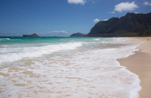 Waimanalo Beach House | Bright 3-bedroom tropical house in Waimanalo Beach Lots