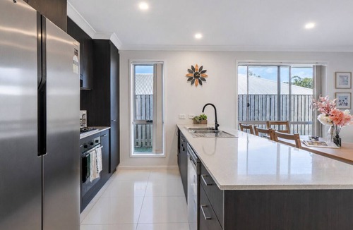 Pimpama House | Bright Family Retreat Near Theme Parks - Holiday Home