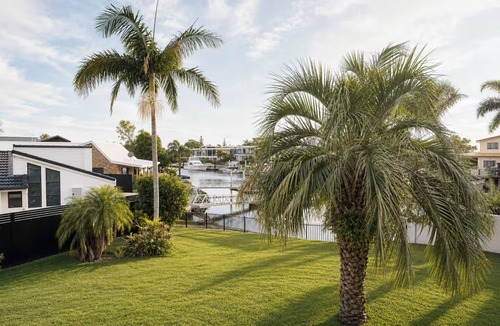 Runaway Bay House | Broadwater Paradise – Canal Views & Beaches