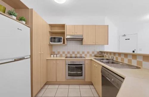 Labrador Apartment | Broadwater Waterfront Balcony near Sea World