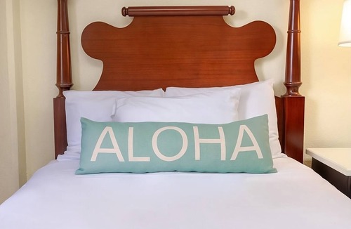 Waikiki Hotel | Budget Friendly, Spacious Suite, Full Kitchenette & Lanai - Near Waikiki Beach!