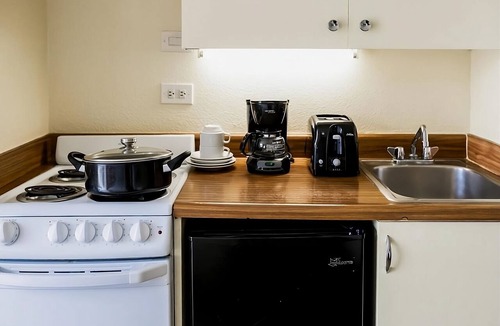 Waikiki Hotel | Budget Friendly, Spacious Suite, Full Kitchenette & Lanai - Near Waikiki Beach!
