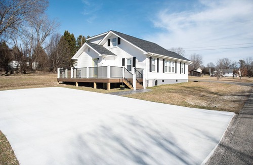 Mount Airy House | Bungalow on Broadway & Vine Cozy Home in the heart of Mount Airy/Mayberry