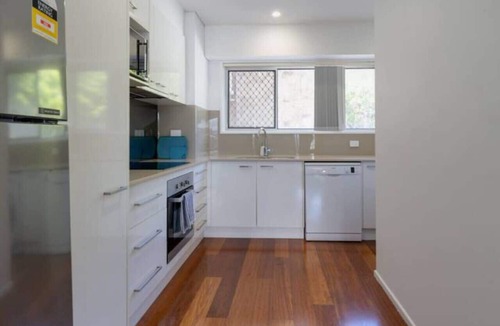 Burleigh Heads Apartment | Burleigh Headland Retreat with Balcony | Walk to National Park & Beach