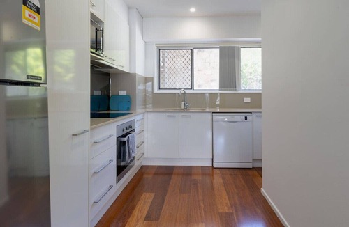 Burleigh Heads Apartment | Burleigh Point Beach Vibes Stylish and Modern