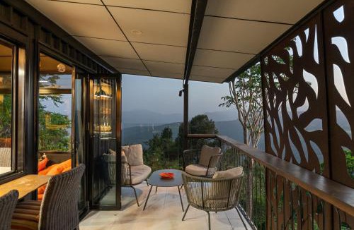 Beechmont House | Cabane Treehouse Retreat with Mountain Views