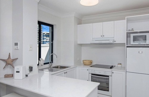 Coolangatta Apartment | Calypso Plaza Resort Unit 462 Resort style complex on the beachfront in the heart of Coolangatta