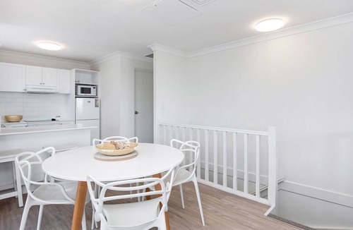 Coolangatta Apartment | Calypso Plaza Resort Unit 462 Resort style complex on the beachfront in the heart of Coolangatta