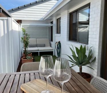 Burleigh Waters House | Casa Al Mare- family and pet friendly, close to everything