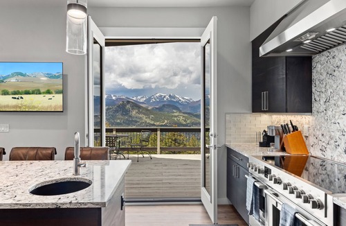 Windcliff Estates House | Casa de Cristal Sleeps 10+ Epic Views HotTub Sauna Pool Lux Linens 10Min to RMNP