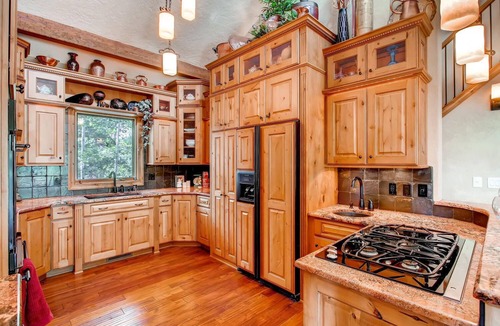 Woodland Park House | Castle with Pikes Peak Views & Hot Tub Bus. license #008672