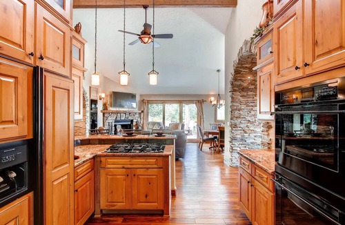Woodland Park House | Castle with Pikes Peak Views & Hot Tub Bus. license #008672