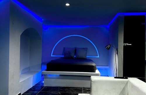 Thessaloniki Apartment | Central Greek Suite with private entrance&yard