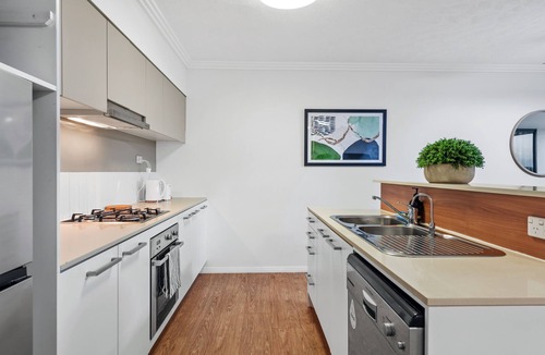 Woolloongabba Apartment | Central & Spacious! 2Bed/2Bath/1Car ~ Gabba