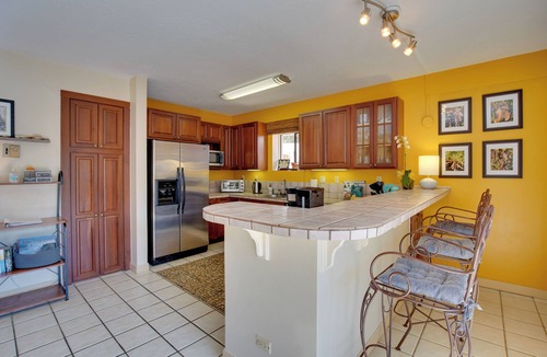 Historic Kailua Village Condo | Centrally Located Kailua-Kona Condo w/Lanai!