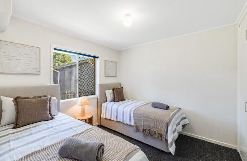 Centenary Heights Apartment | Charm in Leafy Centenary Heights!