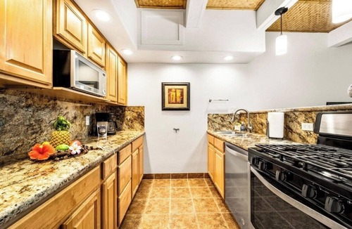 Historic Kailua Village Apartment | Charming 2-bedroom apartment in gorgeous Kona Village with King Bed, AC