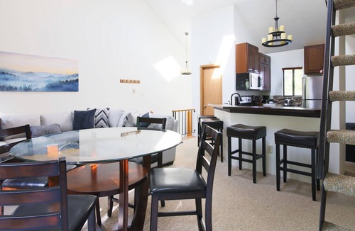 Seven Springs House | Charming 3BD Condo Mt Retreat Near Seven Springs