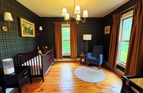 Franklin House | Charming 4-bedroom farmhouse in brilliant Franklin with AC