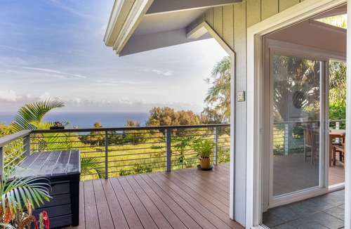 Kukuihaele House | Charming home with balcony, washer/dryer & free WiFi – stunning ocean views