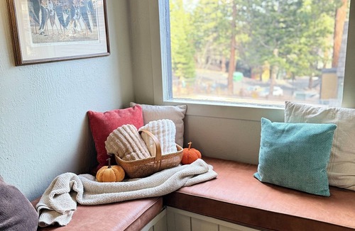 Majestic Pines House | Charming Mammoth Lakes Getaway – Walk to The Village!