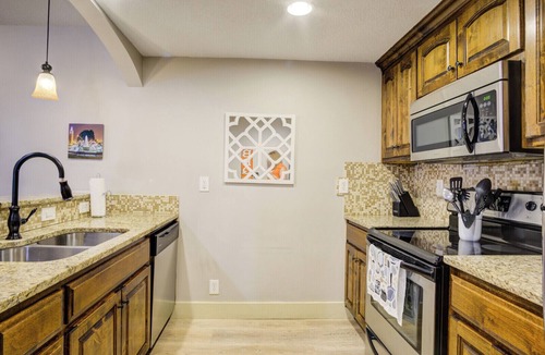 West Plaza Condo | Charming Plaza 2-bedroom condo in delightful Kansas City.