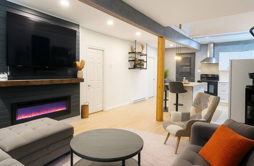 Cornwall Apartment | Chef’s Kitchen | Fire Pit+BBQ Deck Private Yard