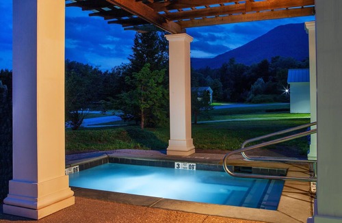 Manchester Apartment | Chic 5BR House | Mountain Views, Golf & Pool