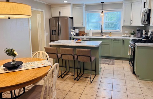 Greenville House | Classy Copacetic Cottage-King bd, Clean, close to Downtown, Furman, Swamp Rabbit