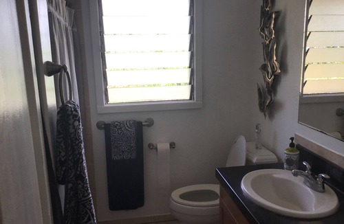 Waialee Bed & Breakfast | Clean single room across the street from the beach. 5 min walk to Historic town