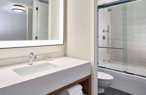 Keauhou Hotel | Club Oceanfront Suite 2 Double Beds at Outrigger Kona Resort and Spa
