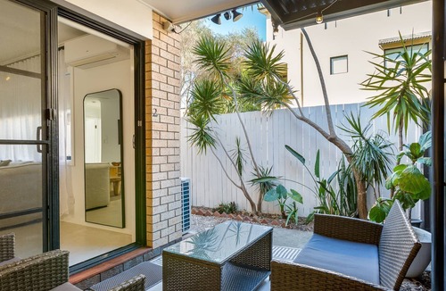 Mermaid Beach Apartment | Coastal 2 Bed Apartment with Courtyard