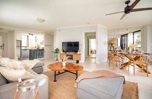 Surfers Paradise Apartment | Coastal Oasis | Sleeps 5 | Beach View + Pool & Gym