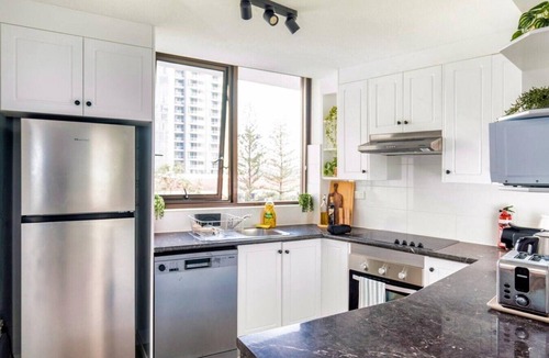 Surfers Paradise Apartment | Coastal Oasis | Sleeps 5 | Beach View + Pool & Gym