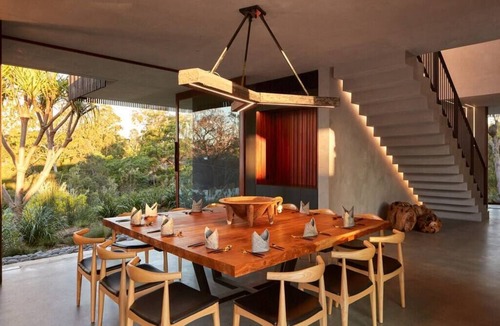 Mudgeeraba House | Coastal Urban Retreat 7 bed, 25m pool, pet