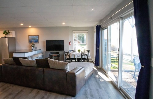Conning Towers Nautilus Park Apartment | Comfy Waterfront Walkout! Enjoy your own private terrace overlooking the Thames!