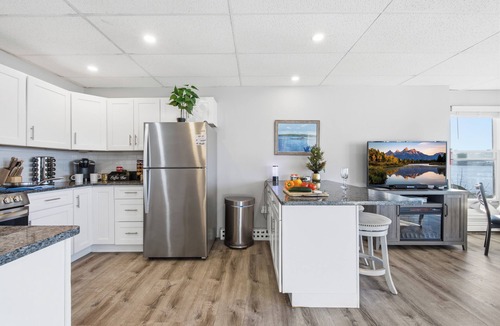 Conning Towers Nautilus Park Apartment | Comfy Waterfront Walkout! Enjoy your own private terrace overlooking the Thames!