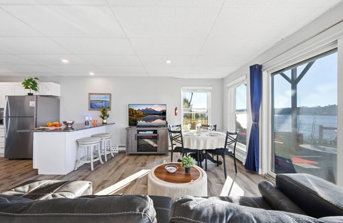 Conning Towers Nautilus Park Apartment | Comfy Waterfront Walkout! Enjoy your own private terrace overlooking the Thames!