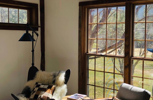 Manchester House | Cool Barn renovation with views. 5 mins to hikes, restaurants, fishing and more!