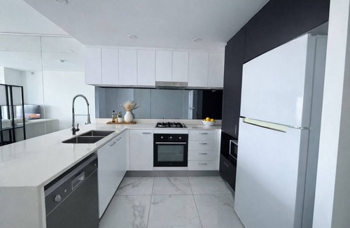 Biggera Waters Apartment | Cosy 3BR Apt in Harbourside with Parking - Canal view and Waterfront