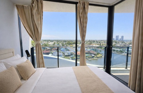 Biggera Waters Apartment | Cosy 3BR Apt in Harbourside with Parking - Canal view and Waterfront