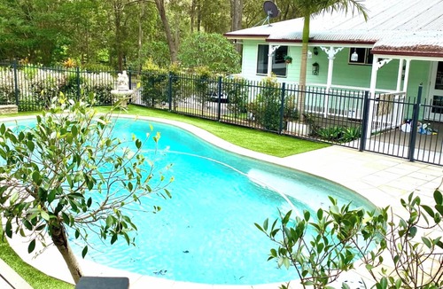 Thornlands Cottage | Cosy Cottage, peaceful acreage, pool and gardens