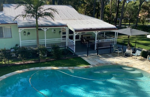Thornlands Cottage | Cosy Cottage, peaceful acreage, pool and gardens