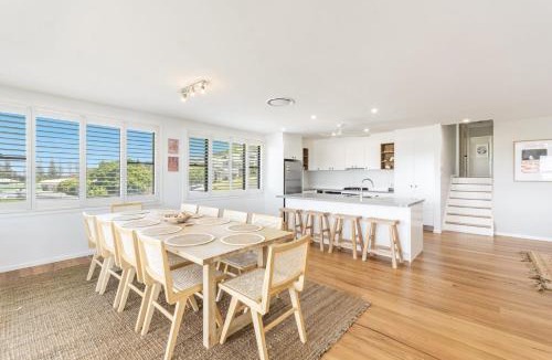 Yamba House | Cowrie House - Spacious Family Haven In The Heart of Yamba - Holiday Yamba