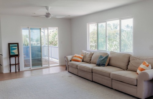 Kalama Tract Apartment | Cozy 2-bedroom apartment in charming Kailua with AC steps from the beach.
